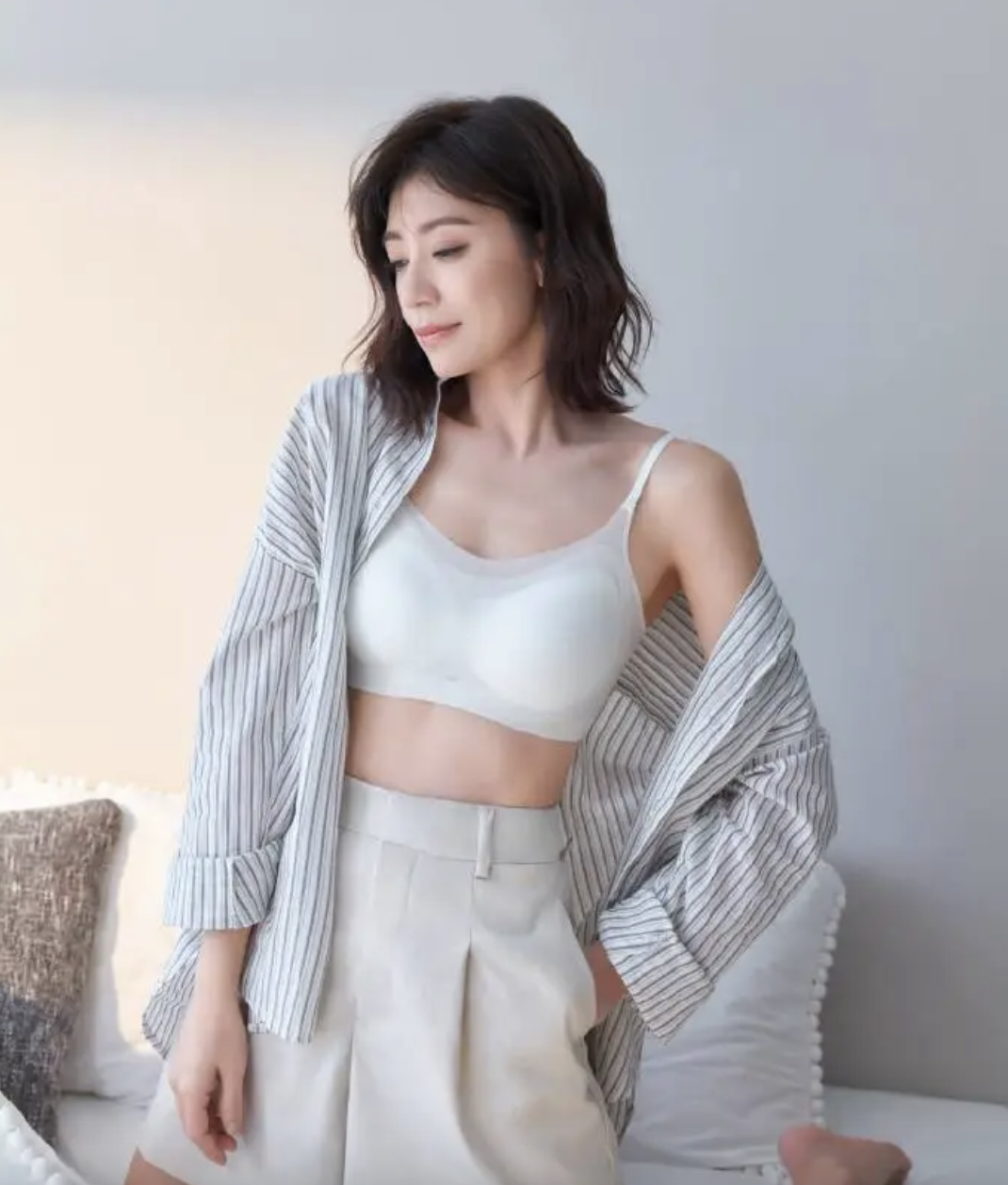 贾静雯拍内衣广告引热议!