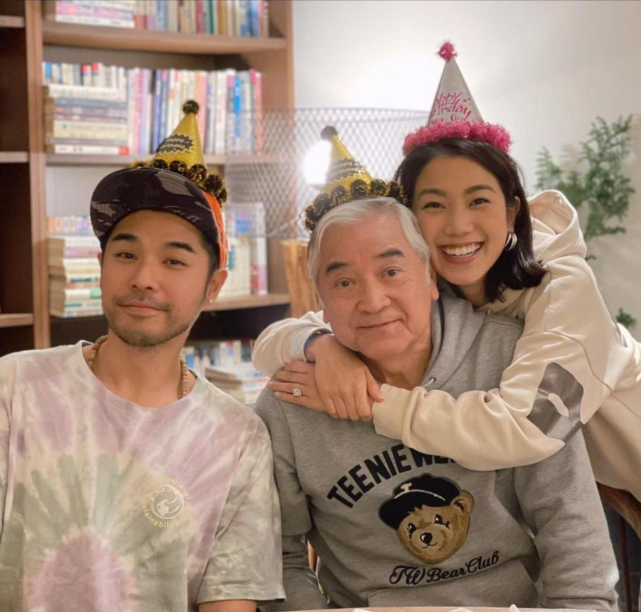 今年年初女儿在tvb颁奖礼上获奖了,秦沛