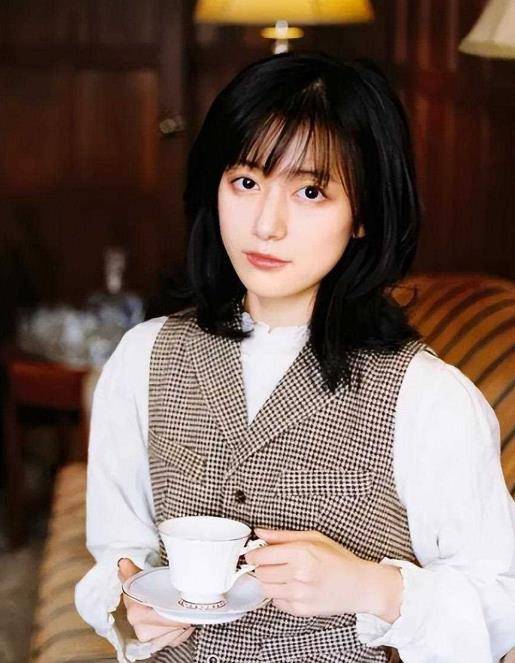 李诞女友黑尾酱晒大尺度性感照,网友:喝多了放飞自我吗?