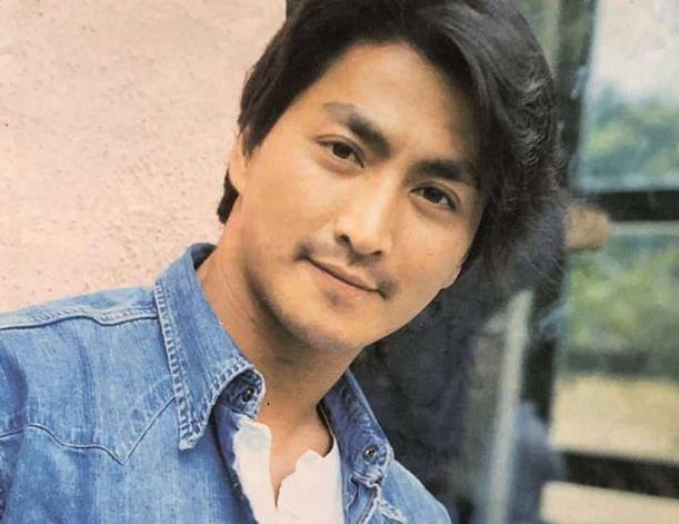 视频中,何家劲身穿无袖上衣搭配黑色运动裤,整个人显得特别精神.