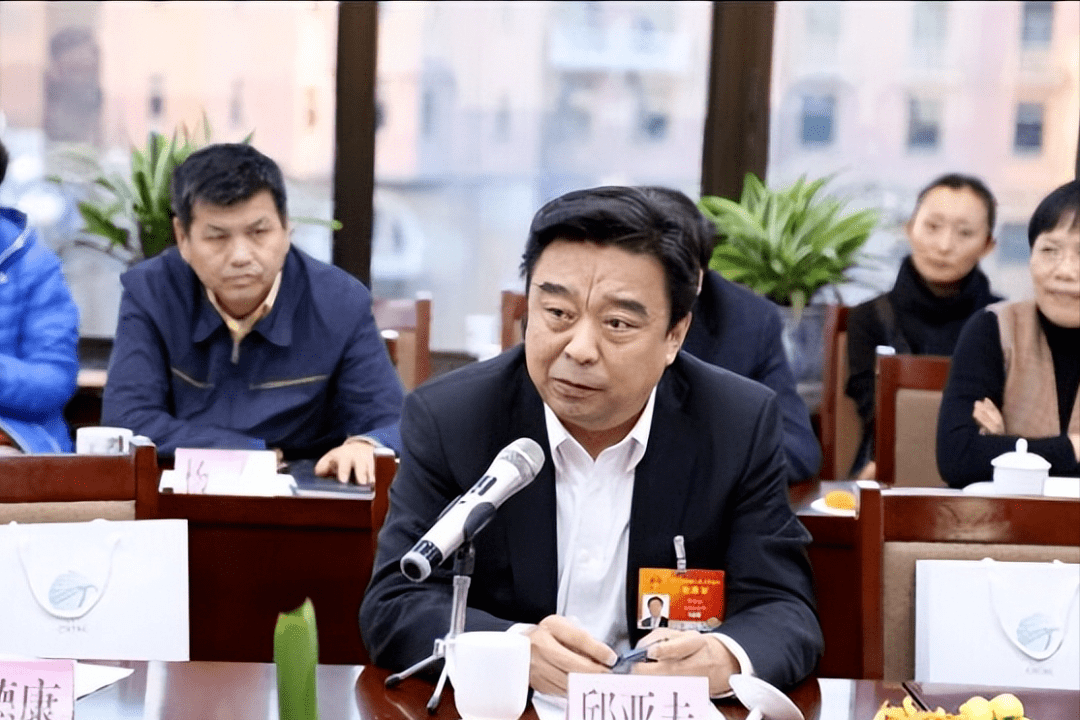 邱亚夫此时想刹车已经来不及了,他走的高负债经营的路子让他慢不下来.