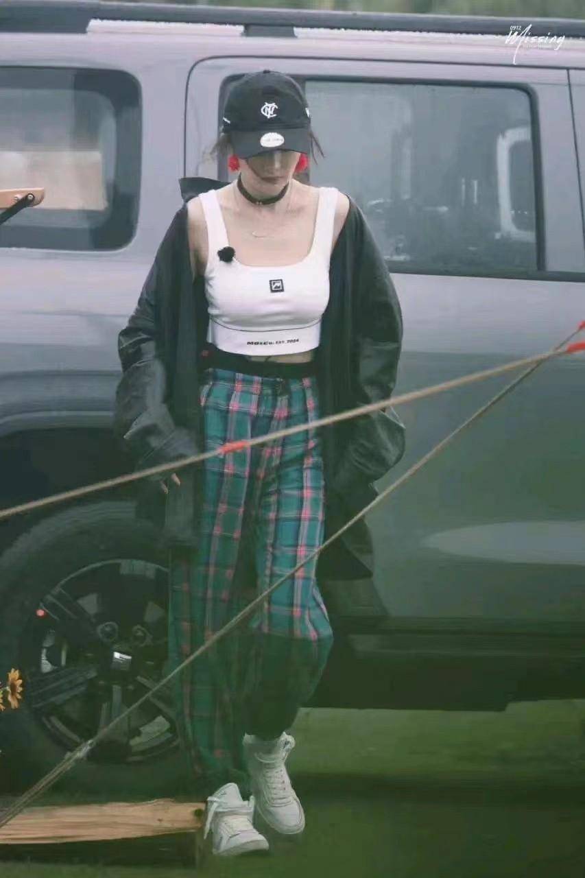 杨幂粉色旗袍满满少女感,内衣外穿复古性感,这身材谁扛得住