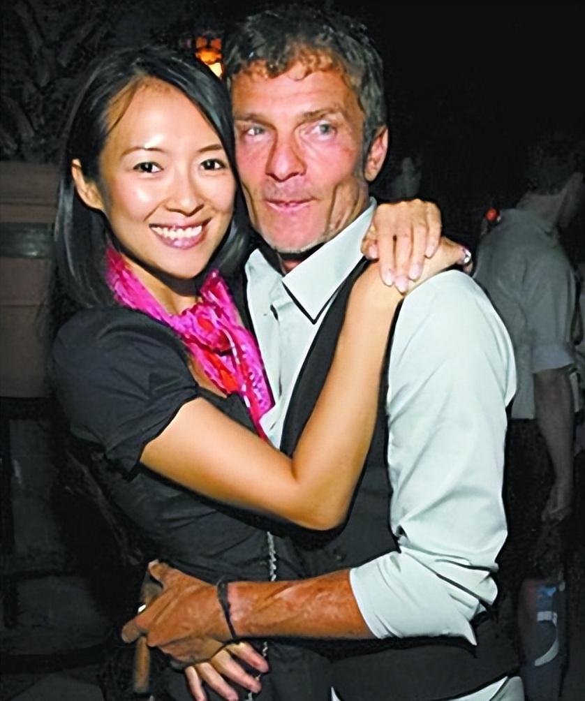 这位老外对章子怡出手非常阔绰,随随便便就送了章子怡一枚3000万的"