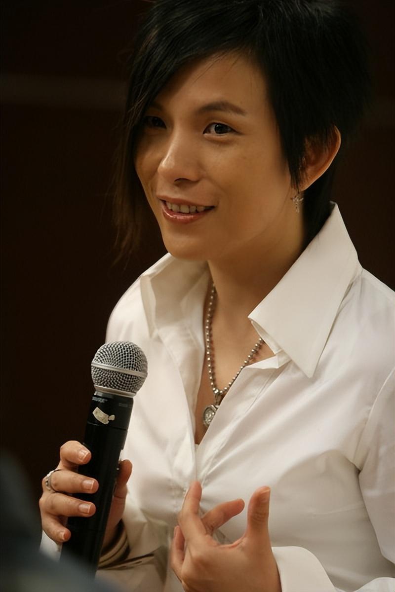 男女通吃的潘美辰,因一张满脸胡茬的照片,彻底撕下了她的遮羞布