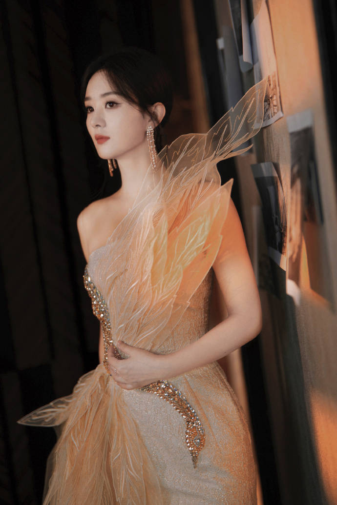 赵丽颖再晒美照,身姿曼妙白皙如雪,落落大方宛如新娘