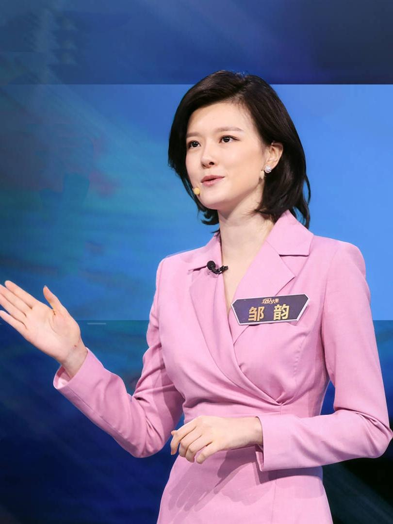 央视主持邹韵走红!采访李显龙穿小黑裙端庄高雅,被赞"小董卿"