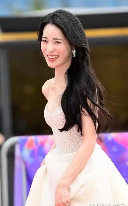 林智妍今日百想艺术大赏红毯生图来啦!姐姐今天美得过分!