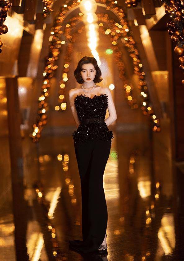 有种"保守"叫毛晓彤嫌裙子短,就故意加层时尚,没想到意外秀出奶棒腿