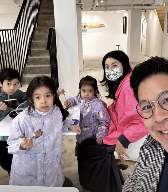 霍启刚晒照秀恩爱,紧搂妻子神情得意,郭晶晶穿长裙靴子好优雅