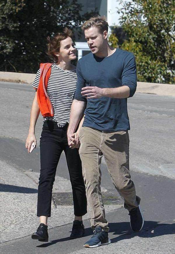 艾玛沃特森与前男友当街接吻,证实两人已经复合并重新交往