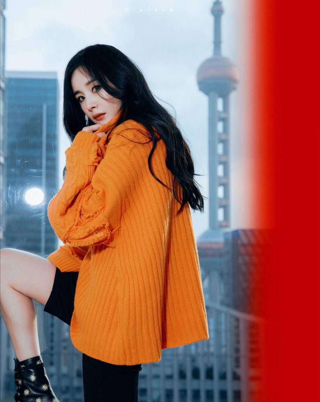 36岁杨幂瘦过头了吧!穿黑丝逛街一双腿像竹竿,豺了吧唧的风能吹倒