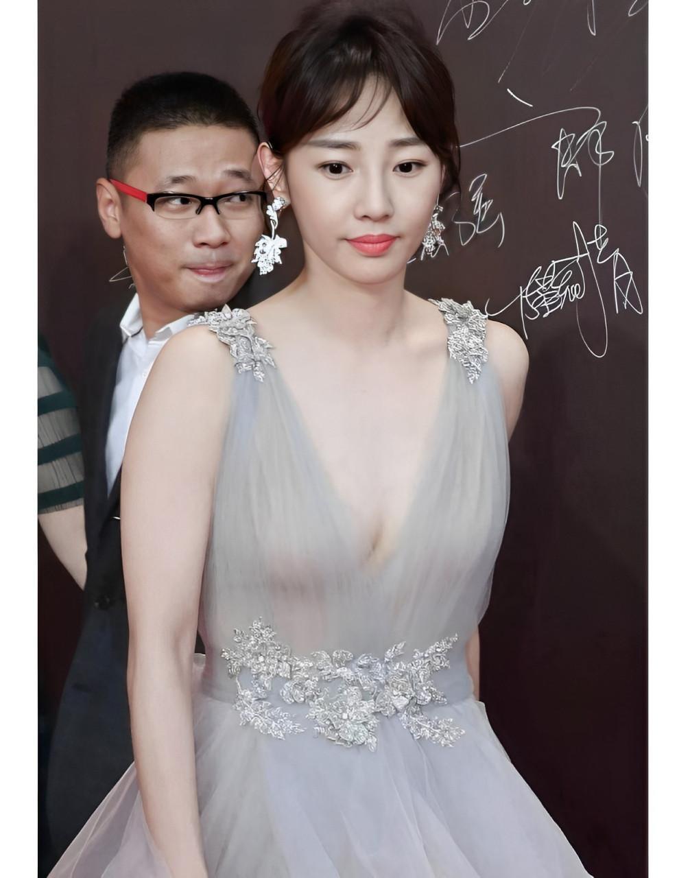 白百何性感复出,一双豆腐腿嫩滑白皙,一指禅早已成为往事