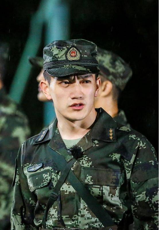 从武警学院毕业后,他成为武警广东总队的一员,担负着各种任务和任务