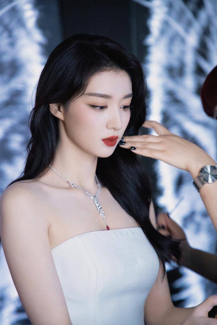 人气女星王楚然身穿褐色大衣内搭黄褐色连衣裤,充满高冷迷人气质