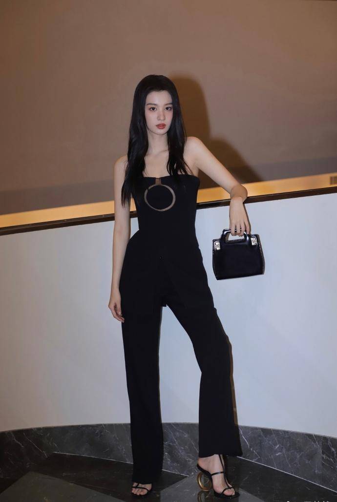 人气女星王楚然身穿褐色大衣内搭黄褐色连衣裤,充满高冷迷人气质