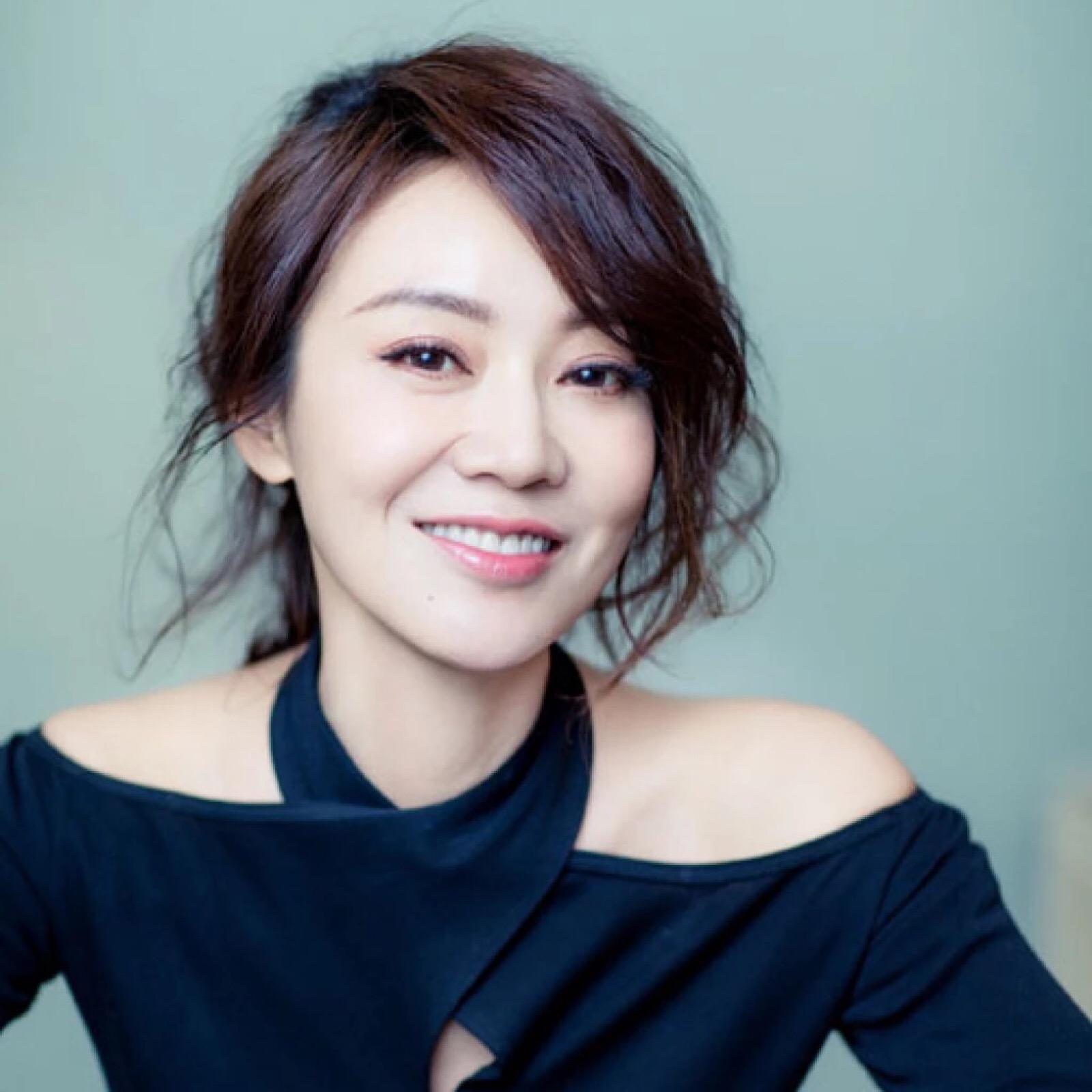 但是她的感情生活,却是充满了波折,在进入演艺圈之前,闫妮就有了心仪