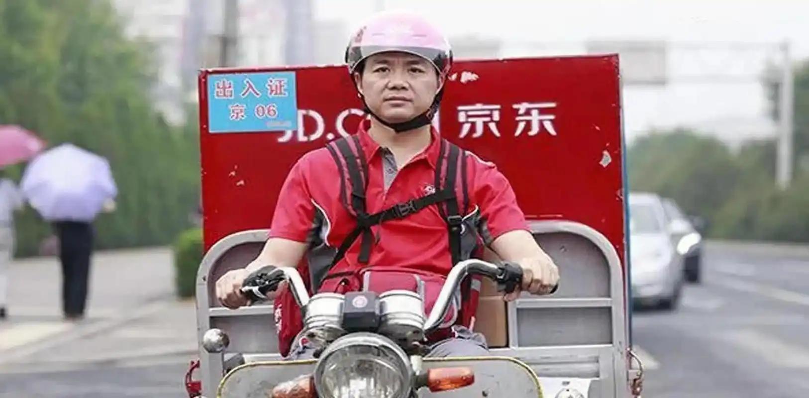 刘强东父亲露面,说儿子已有六年没回家,老家大门被泼油漆的真相