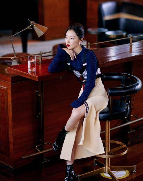 周冬雨时尚感真绝!毛衣叠穿背心甜酷高级,开叉半身裙秀美腿