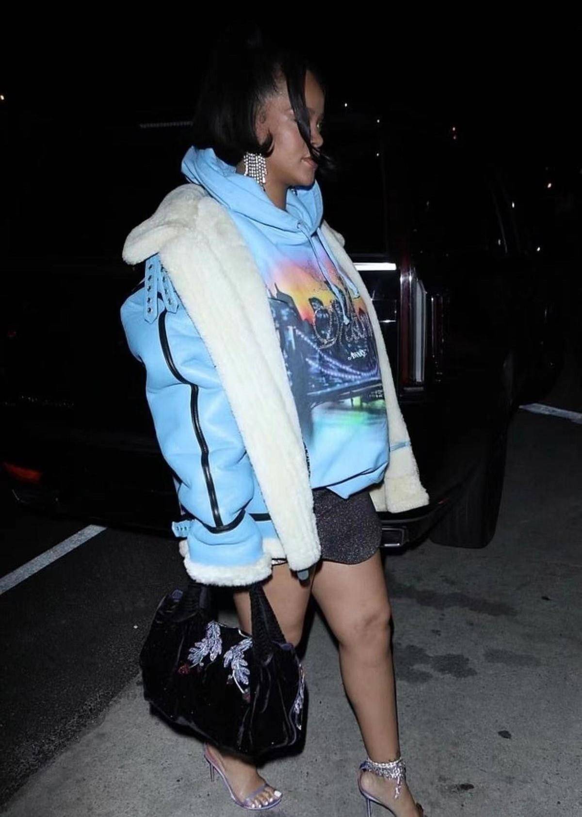 蕾哈娜最新孕照曝光!身穿毛衣遮住怀孕8个月的肚子,短裙穿大象腿