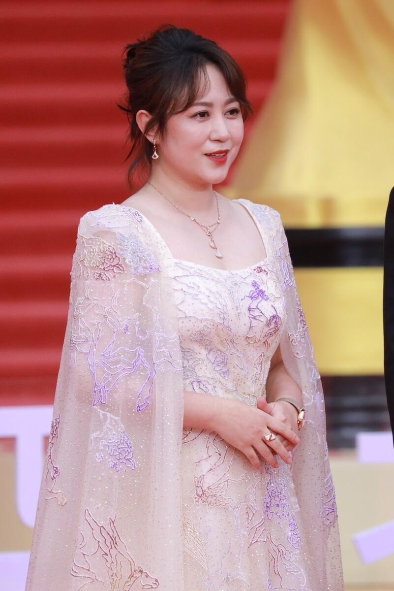 作为一位资深的喜剧演员,马丽不仅在喜剧领域有着深厚的造诣,能够准确