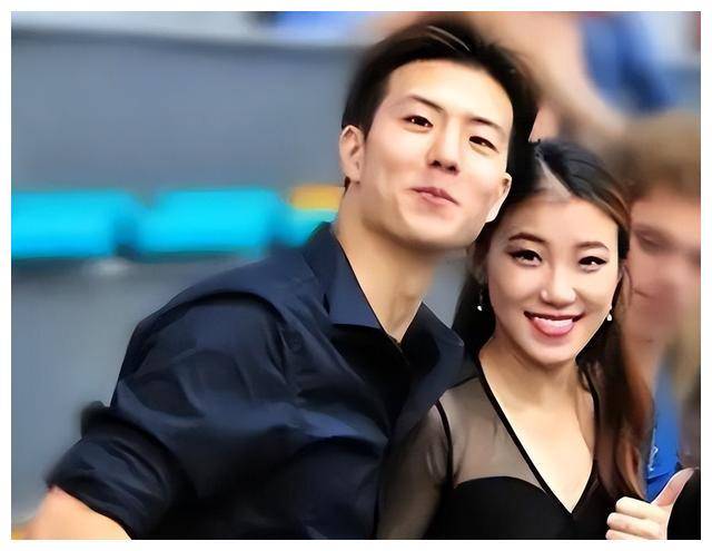 柳鑫宇跪地感恩,王诗玥泪流未止,双冠加冕,感慨万千.