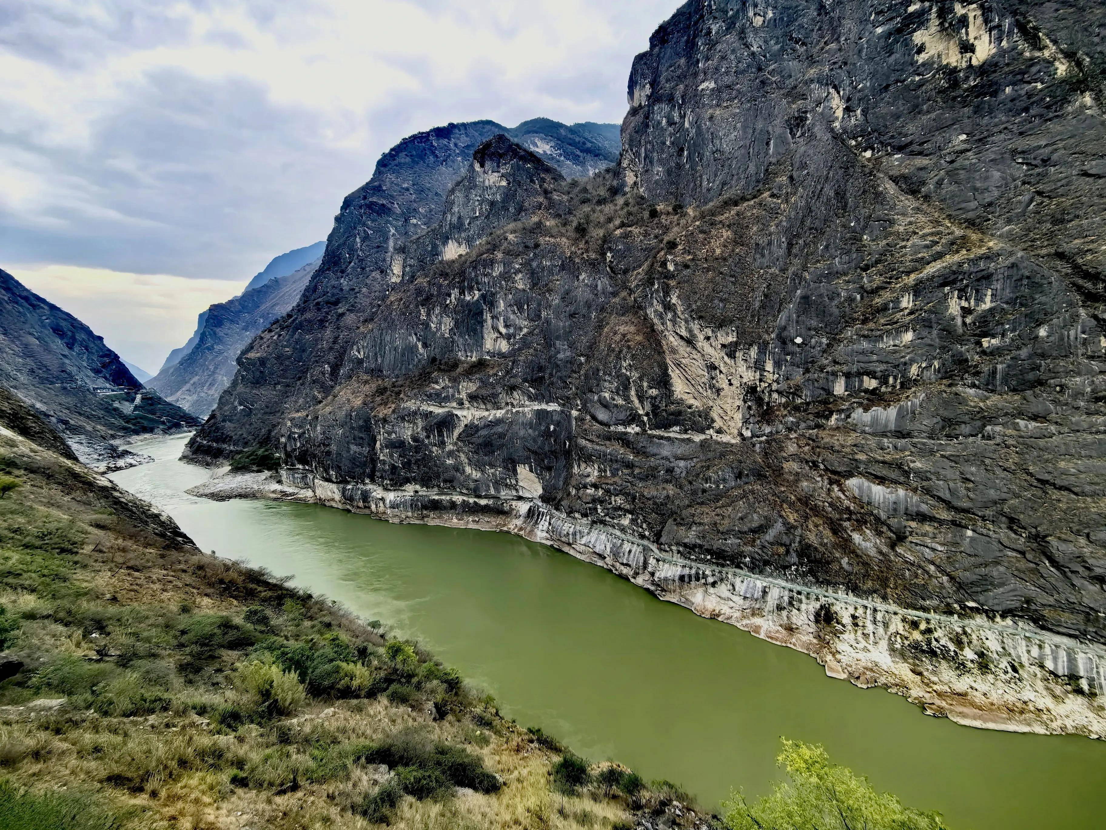 游云南过路景区虎跳峡,枯水季江水仍吼声如雷,人气指数超过5a