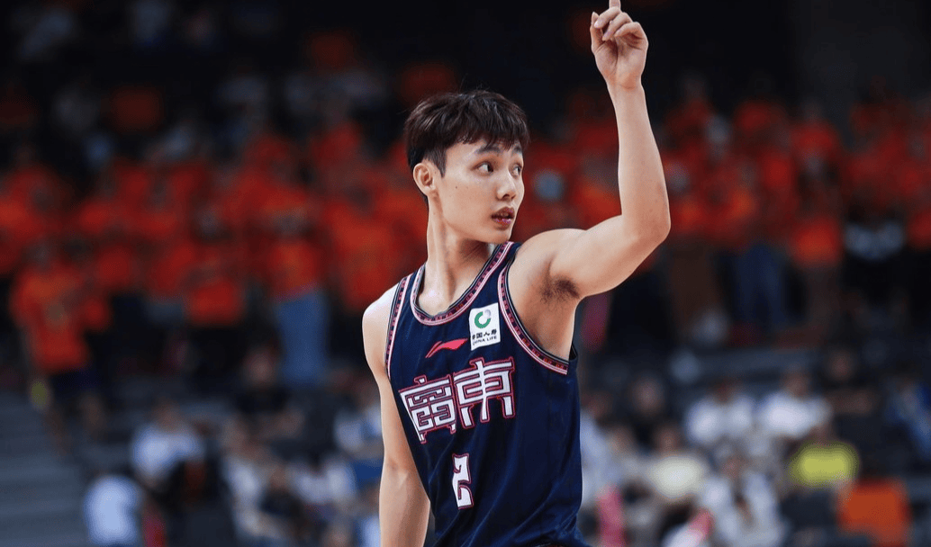 其实上赛季广东男篮被广厦男篮淘汰时,徐杰表现的就差点意思,面对逆境