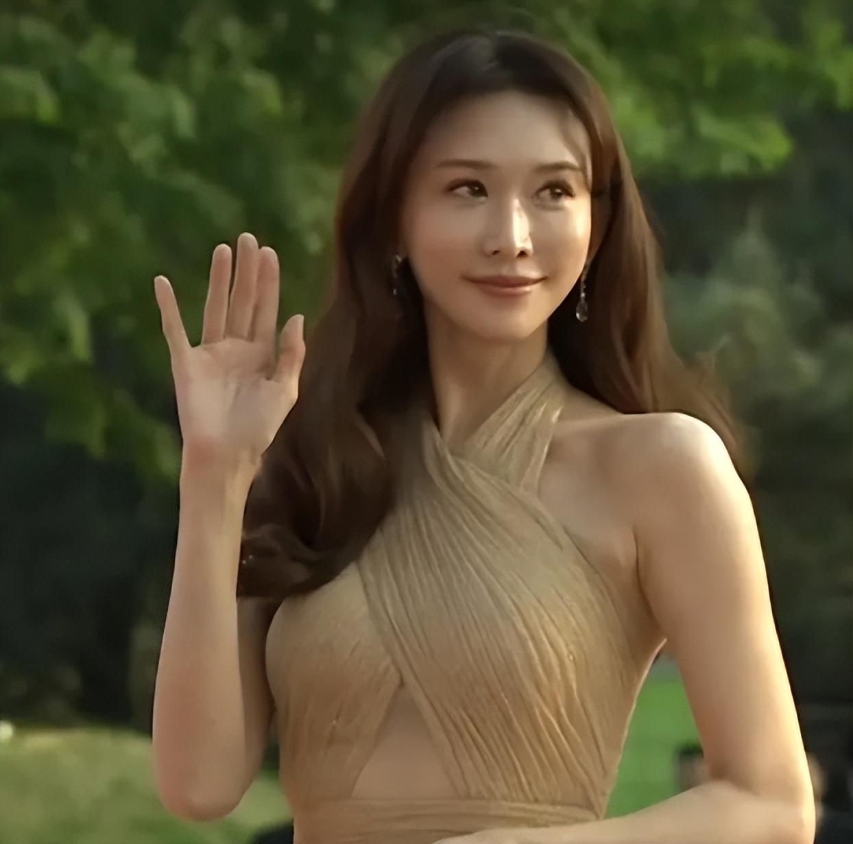 北京这晚,49岁林志玲和44岁高圆圆同框,网友评价"输得很彻底"