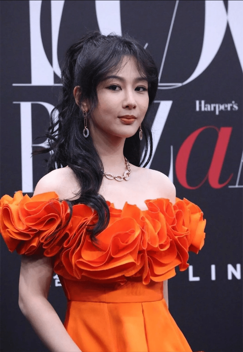 此次时尚芭莎红毯上,杨紫的妆容被吐槽,迪丽热巴的脸部状态引热议