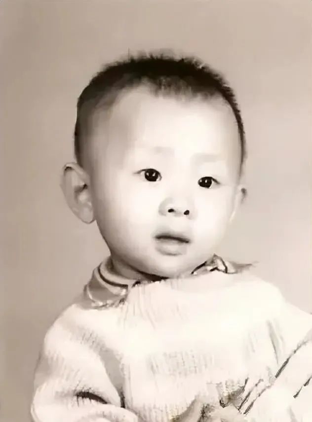 他本身的这个"译"不是这个"译",而是"毅力"的"毅",小时候爸妈希望他