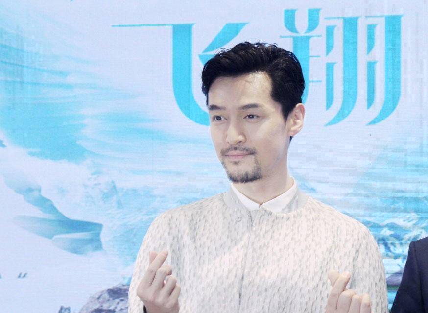 明星"乌龙"恋情:何穗问号捂脸,蔡徐坤惨背锅,她却求之不得?