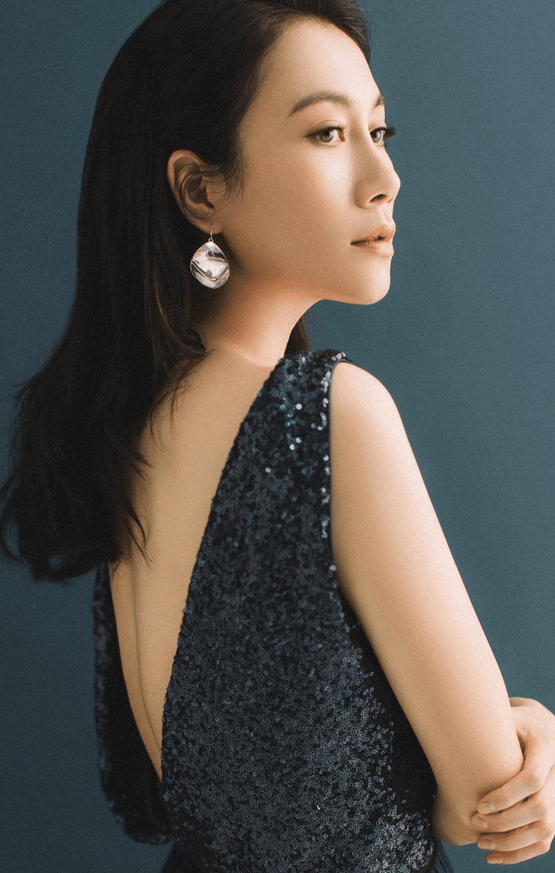 温峥嵘身材好苗条,就是面容有些显老态了,好在气质还是那么高贵