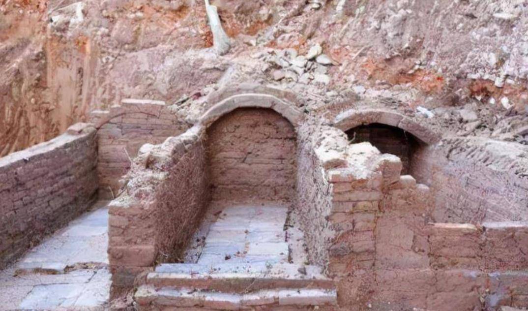 康熙女儿的古墓被人意外发现,遗体穿着金丝龙袍,腿部有不明液体