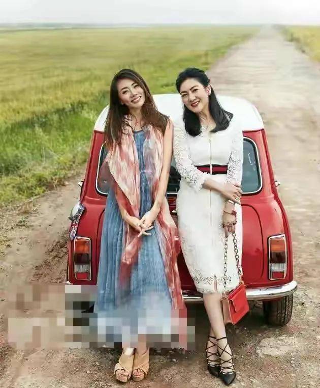 程晓玥妈妈信息曝光:名门千金,爷爷是外交官,职业女性,嫁富豪