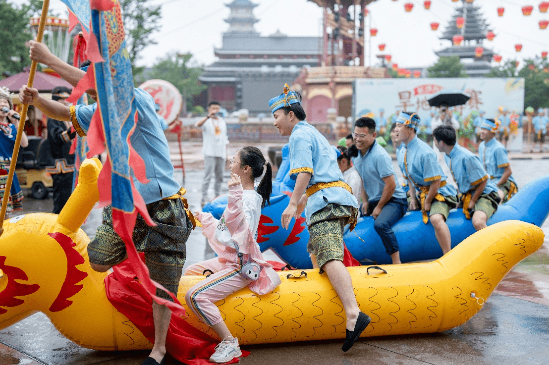 陆地龙舟赛,粽子追逐赛等活动,观赏颇具民族文化特色的端阳舞水龙节目