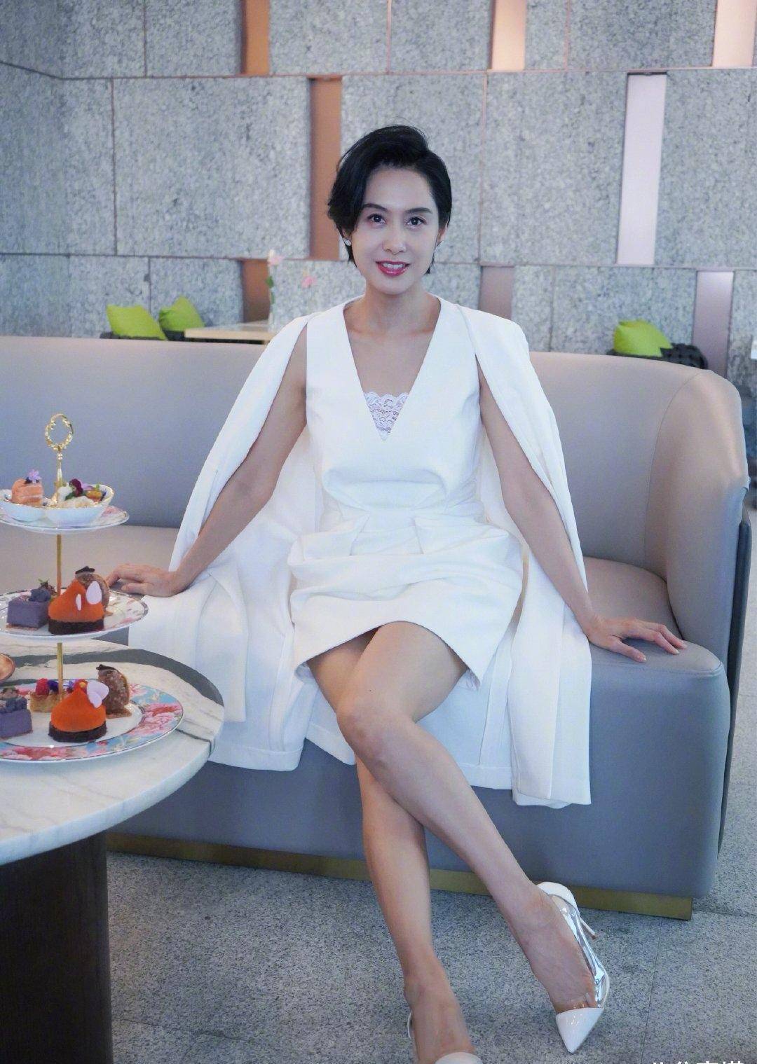 朱茵,别再为她错过周星驰感到遗憾了,她现在幸福着呢