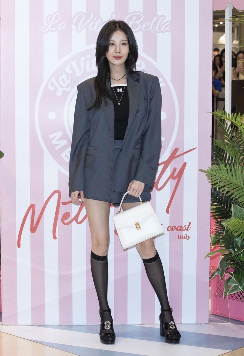 徐贤西装搭配短裙真的超级美,展现了无尽美腿风情