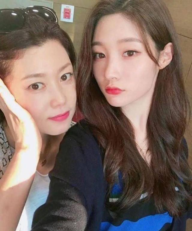 jennie,全智贤妈妈照片吓倒网友:说和女儿双胞胎我都信