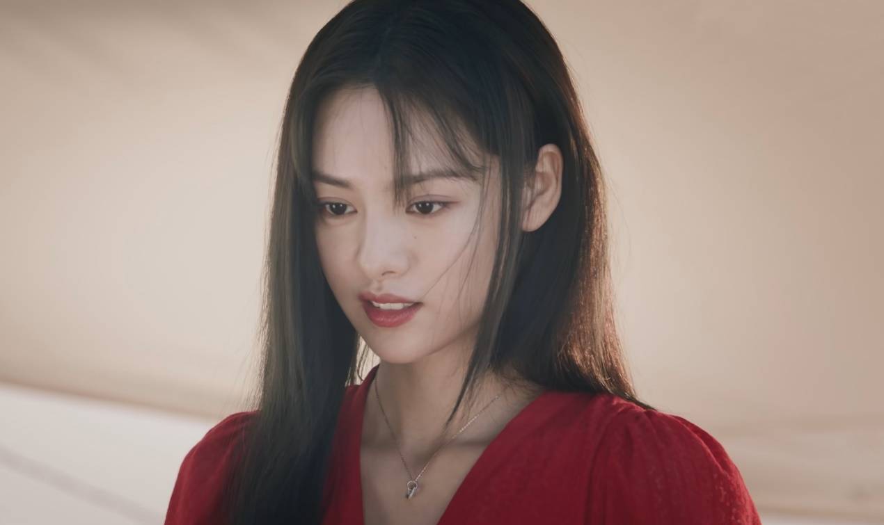 张艺上的长相极具辨识度,清纯不失英气,眼睛明亮有