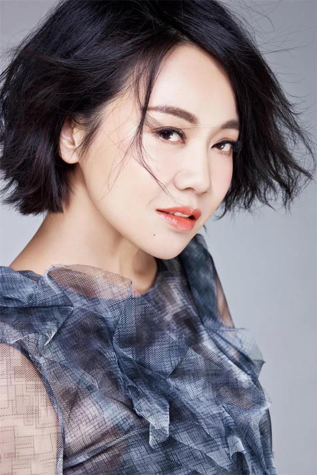 尚敬决定让闫妮出演情景喜剧《武林外传》中的佟湘玉一角.