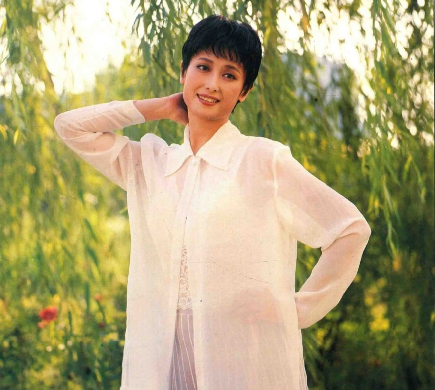 90年代爆红的美女明星左翎,带女儿再婚获幸福,60岁越活越漂亮