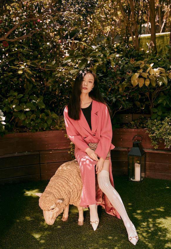 倪妮为gucci拍摄写真,大胆挑战粉色系套装,全身都是潮点