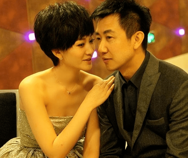 梅婷前夫鄢颇首曝婚纱照,与小15岁老婆过情人节,深情对视好幸福