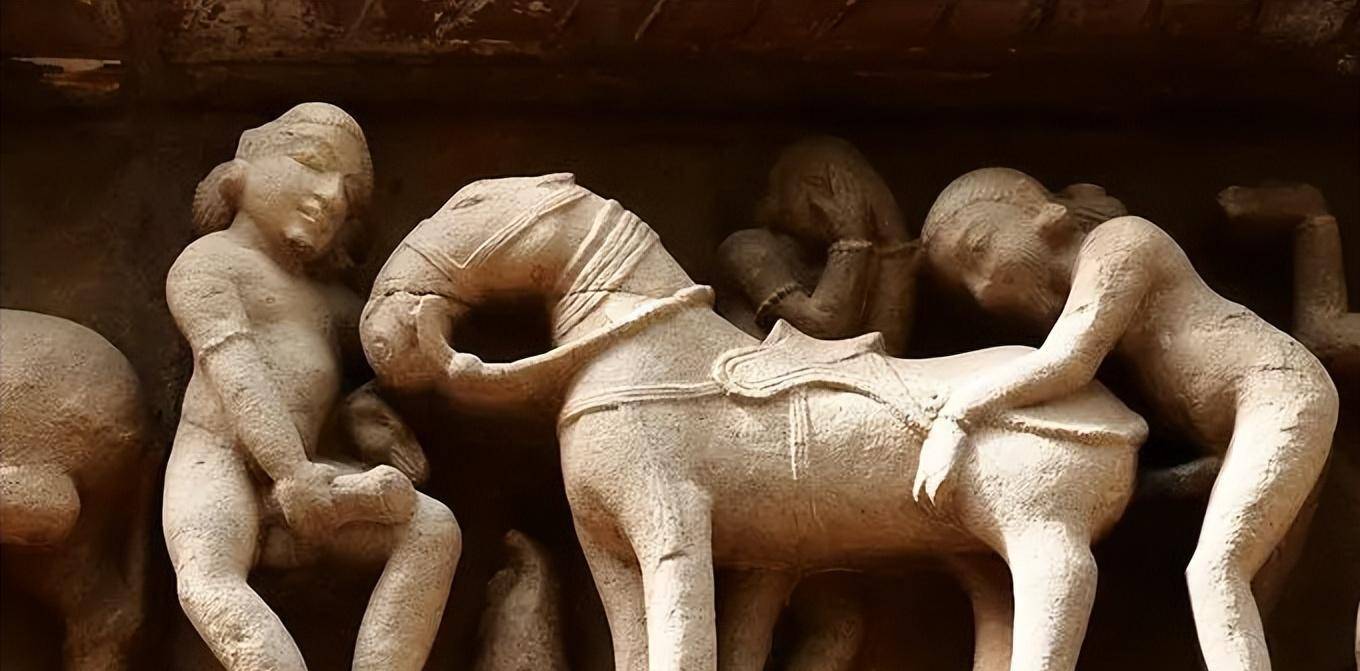 的展现出来,那一定非印度的宗教莫属,克久拉霍寺庙群就是其中的佼佼者