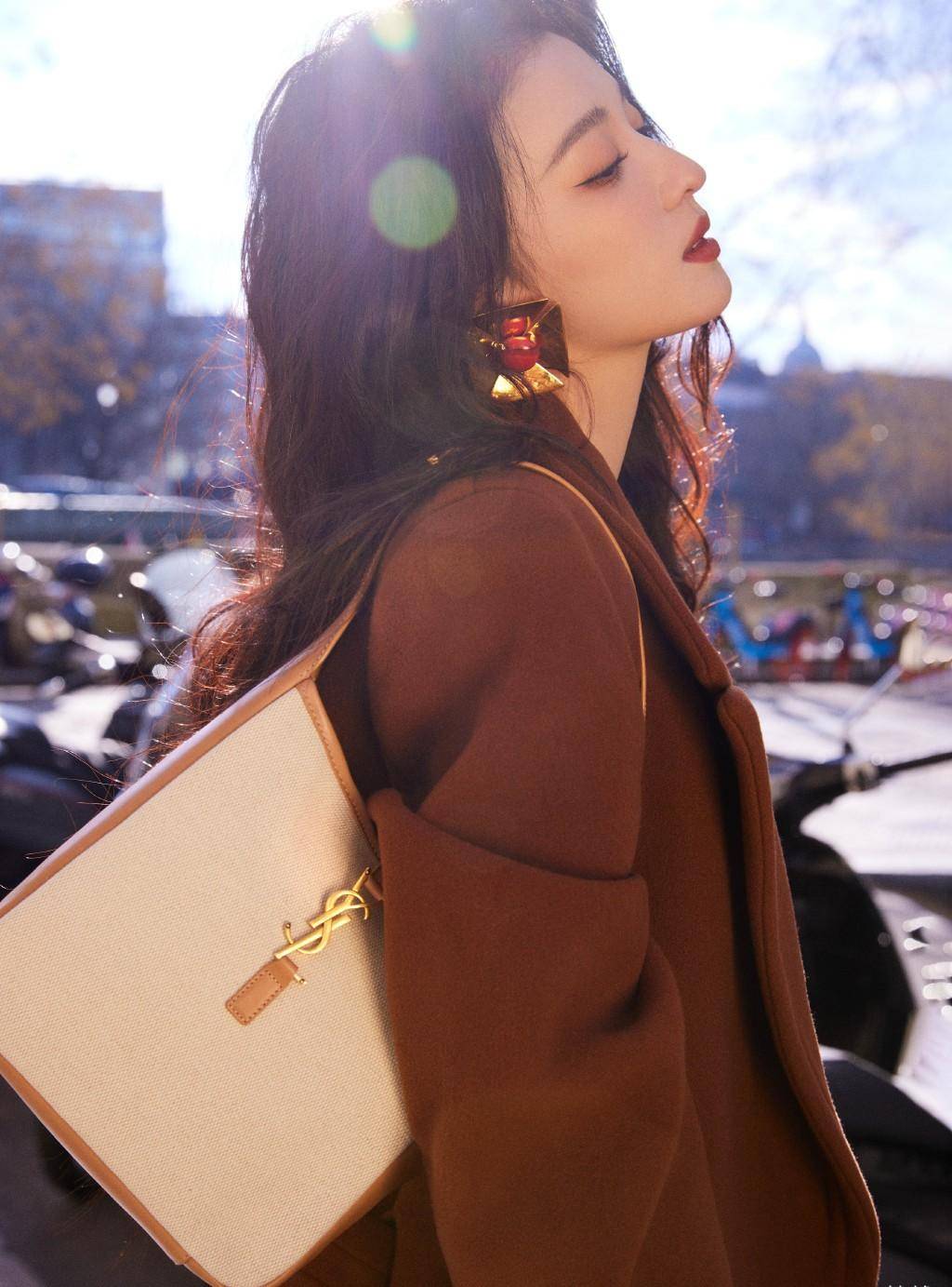 人气女星王楚然身穿褐色大衣内搭黄褐色连衣裤,充满高冷迷人气质