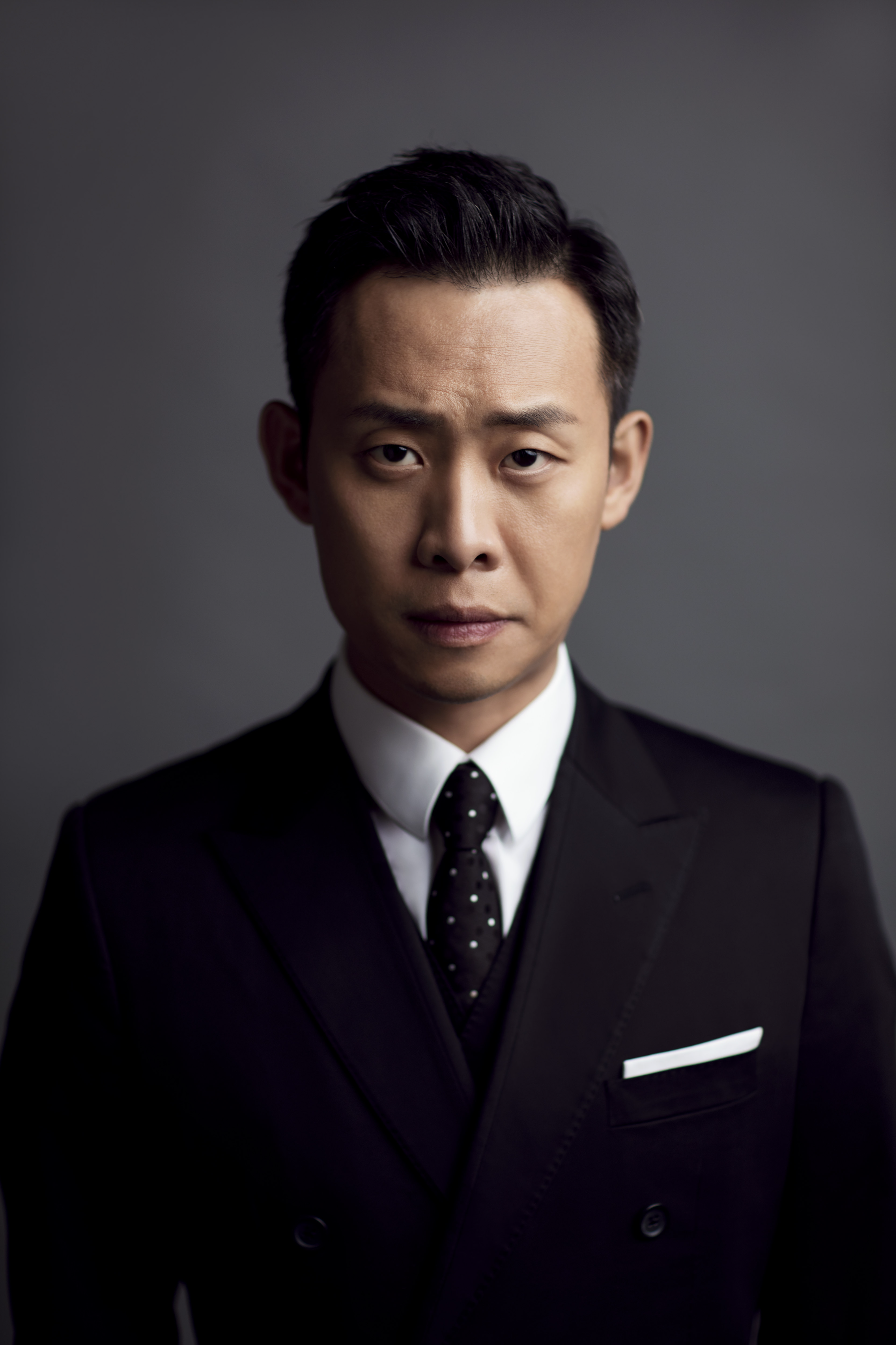 事实证明,45岁的张译,已在成为"演技派"演员的歧路上越走越远