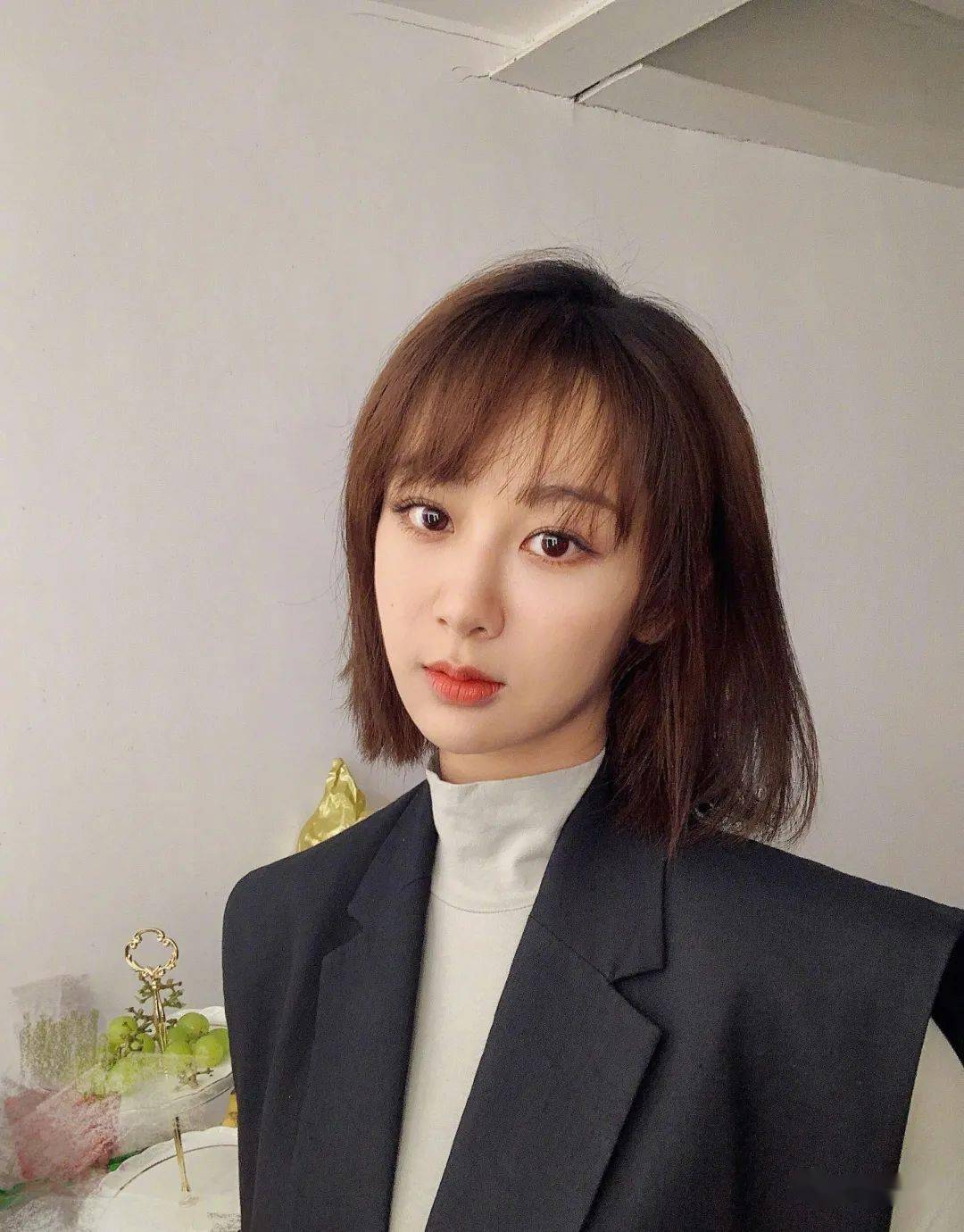 其实杨紫的身材最接近普通女生,所以在搭配方面一直都走安全牌.