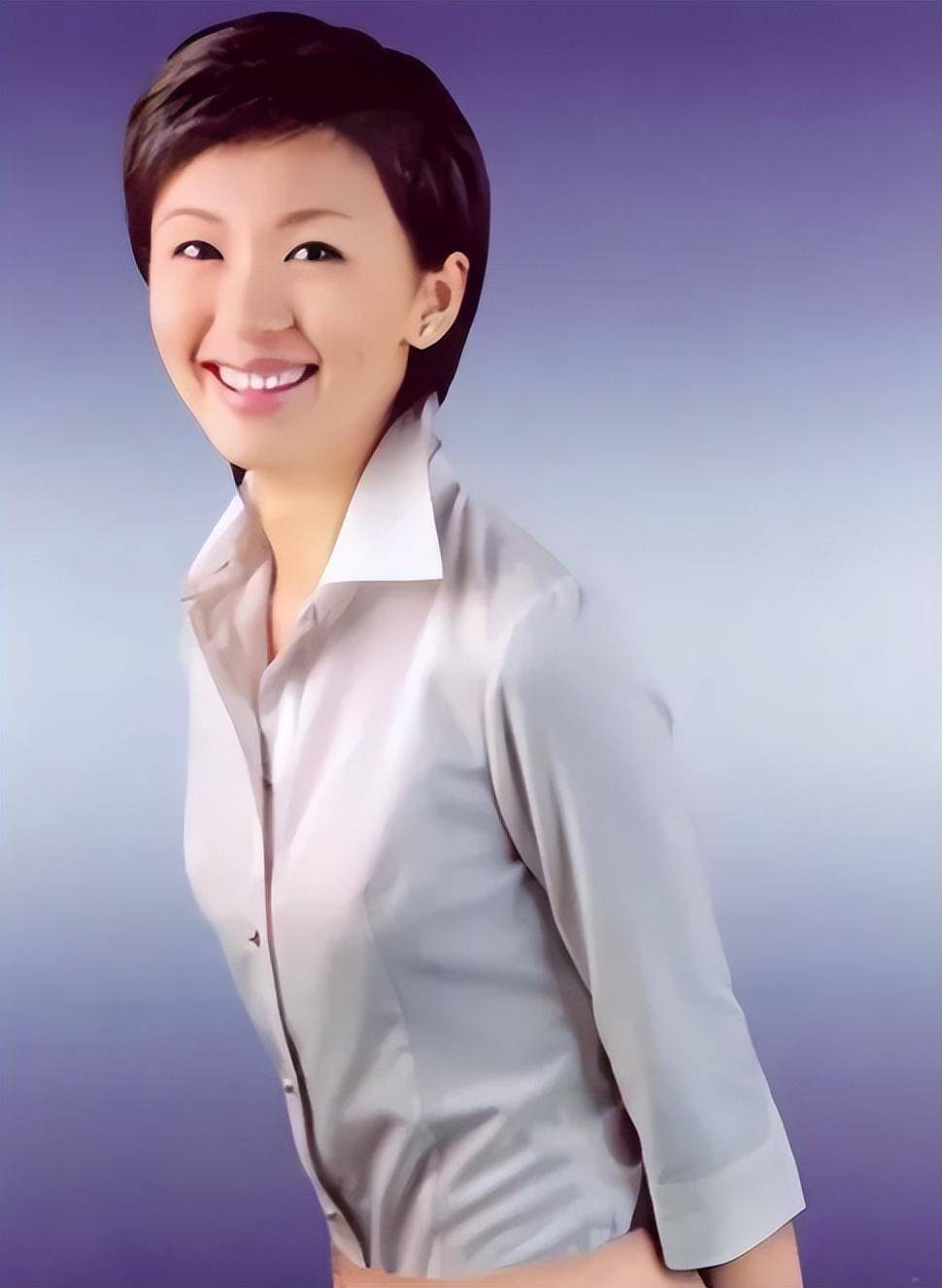 事实证明,消失的"电视国脸"欧阳夏丹,在另一个圈红的发紫