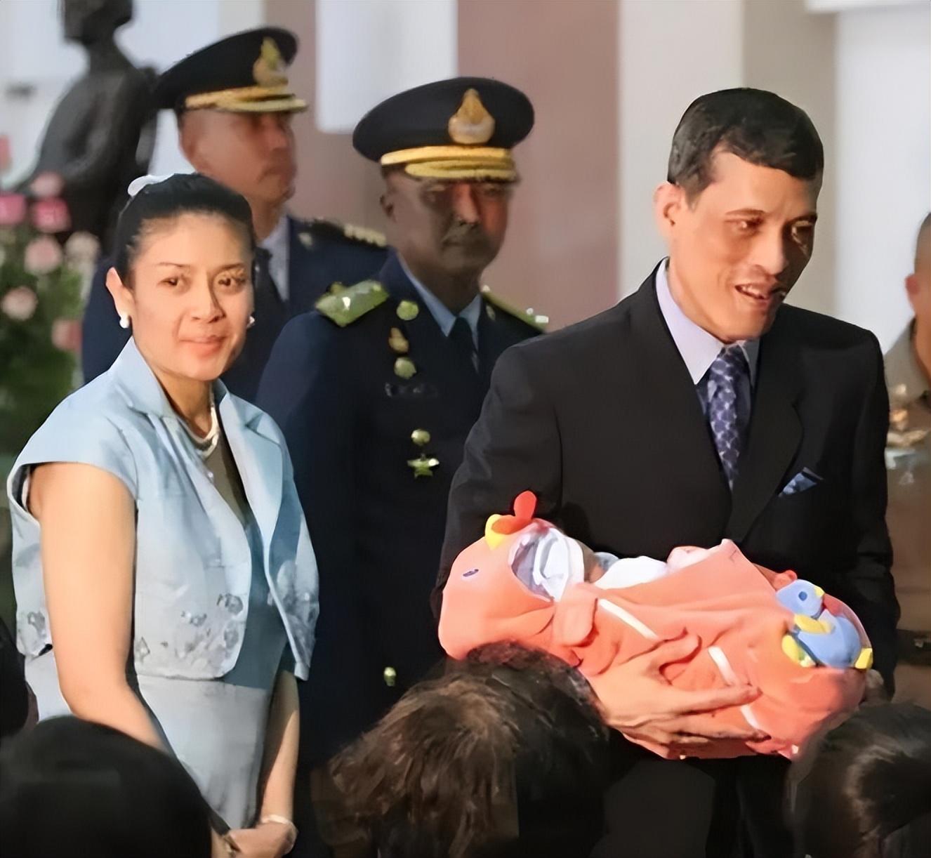 翻看一下提帮功小时候的照片就可以看得出来,他的出生深得王室宠爱