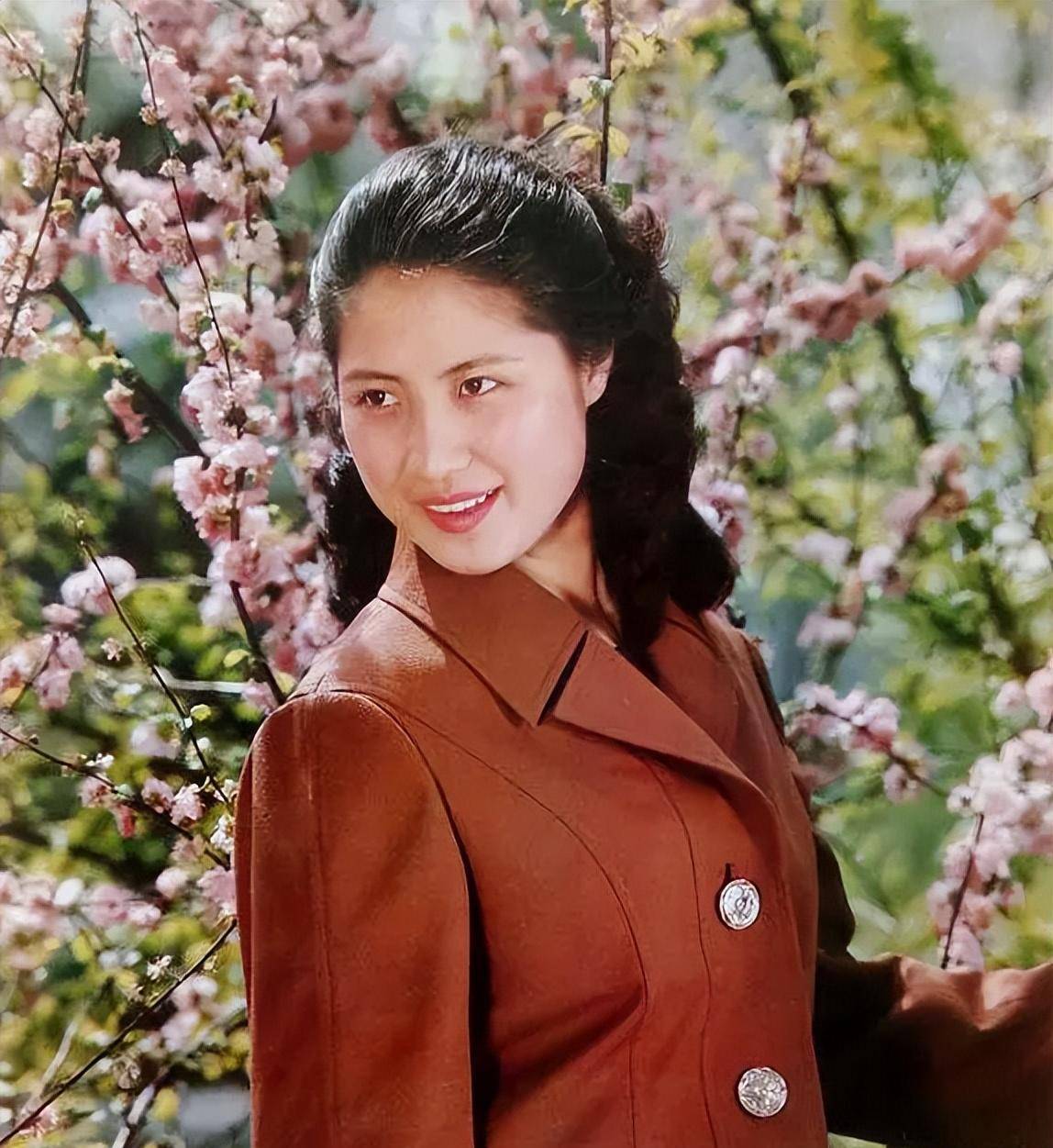 萨仁高娃不仅天生丽质,身材十分高挑,而且拥有一头乌黑浓密的秀发,是